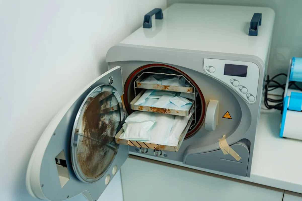 Albire dentară - autoclavul de sterilizare a instrumentarului la Dental Planet Sector 3