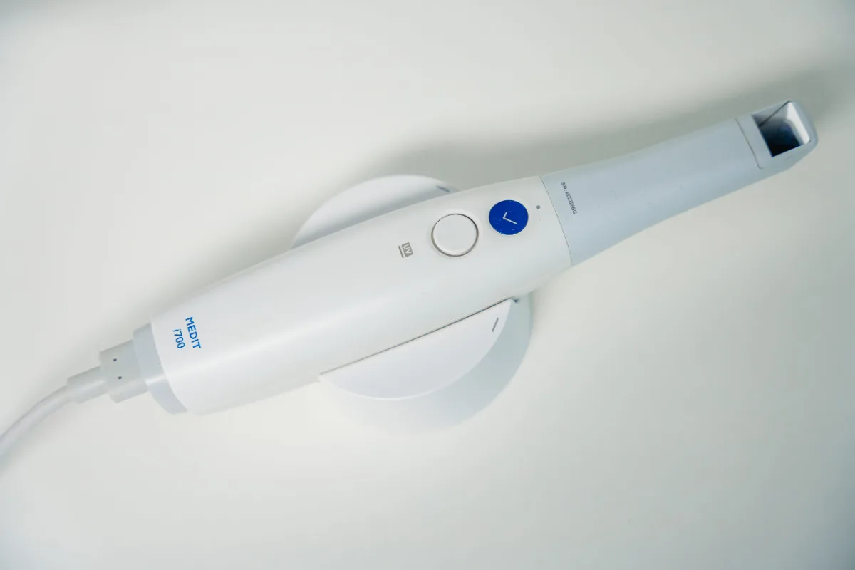 Fațete dentare - scanner intraoral folosit la amprenta digitală la Dental Planet Sector 3