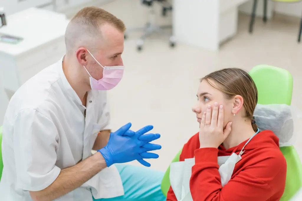 frica de dentist - medic care liniștește pacienta la Dental Planet