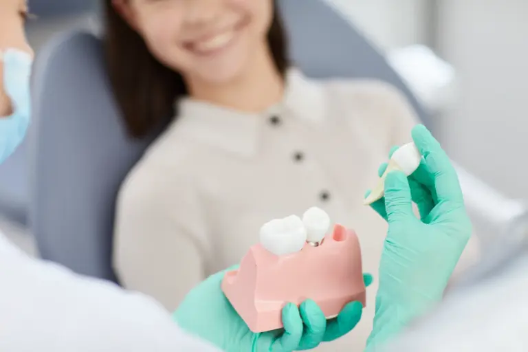 Mituri despre implant dentar: 7 idei greșite și adevărul din spatele lor