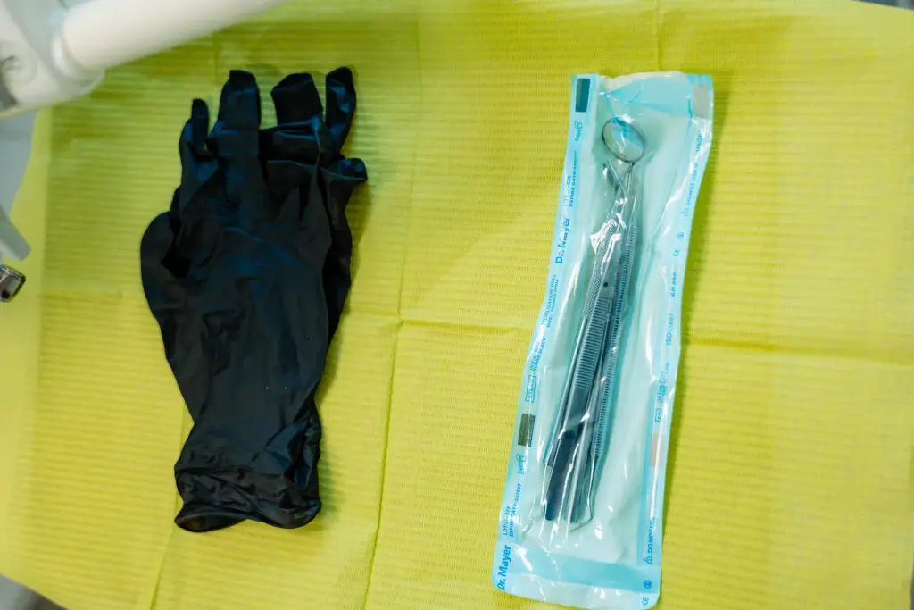Instrumentar steril pregătit pentru o extracție la Dental Planet