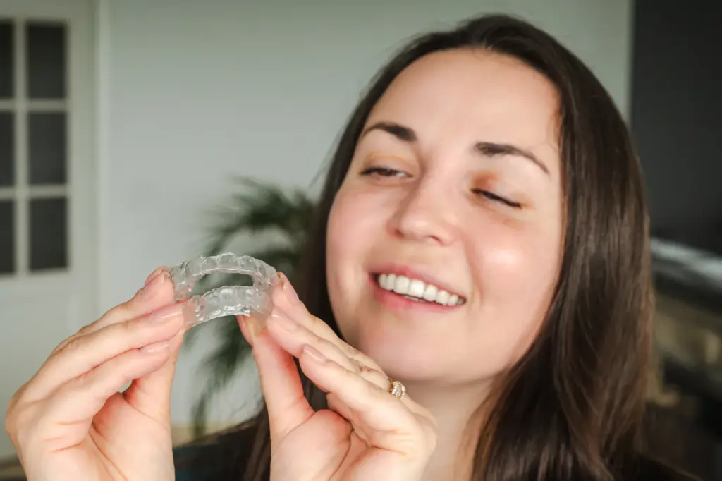 aparat dentar invizibil - montarea gutierei transparente la Dental Planet